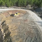 Çomar Barajı’nda yol genişletme çalışmaları sürüyor