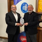 Kitap Fuarına katkı sunan iş insanlarına plaket