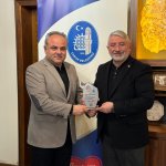 Kitap Fuarına katkı sunan iş insanlarına plaket