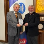 Kitap Fuarına katkı sunan iş insanlarına plaket