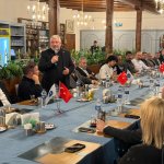 Kitap Fuarına katkı sunan iş insanlarına plaket