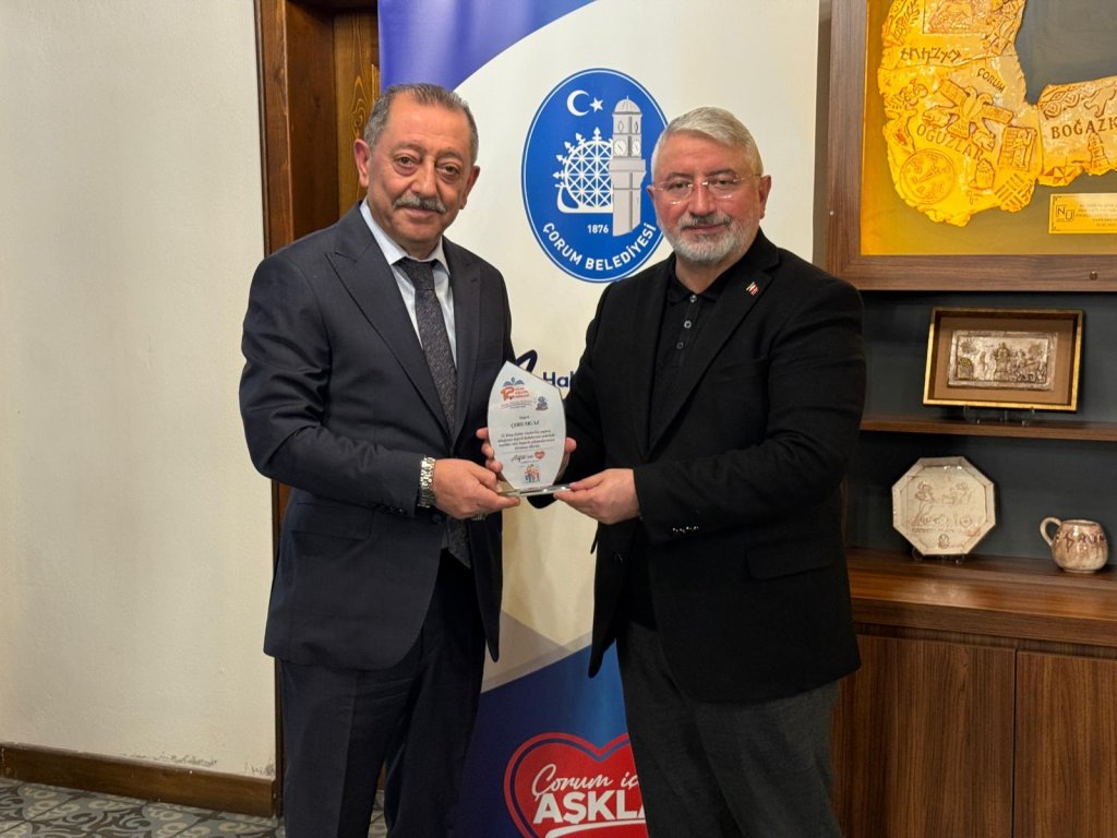 Kitap Fuarına katkı sunan iş insanlarına plaket