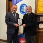 Kitap Fuarına katkı sunan iş insanlarına plaket