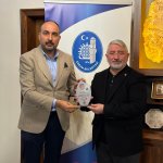 Kitap Fuarına katkı sunan iş insanlarına plaket