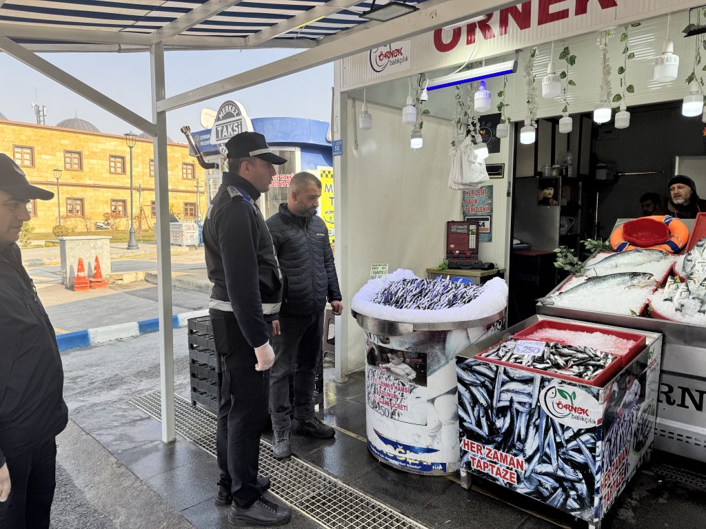 Balık tezgâhlarına zabıtalardan sıkı denetim