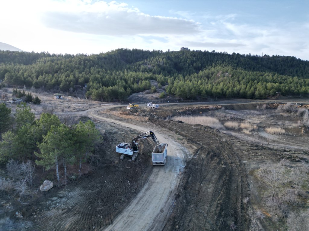 Çomar Barajı Çevresinde Yol Genişletme Çalışmaları Sürüyor