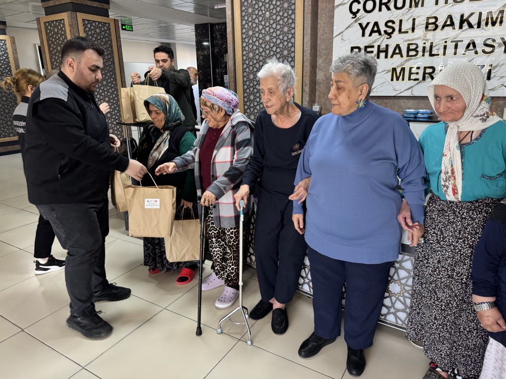 Belediye Hasta ve Yaşlılara Hijyen Paketi Dağıttı