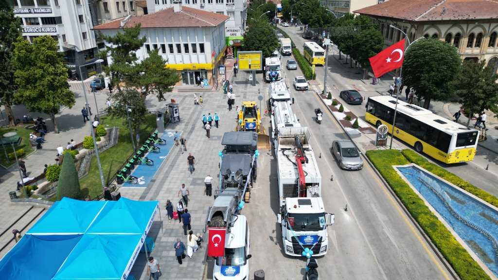 ÇORUM BELEDİYESİ 13 YENİ ARAÇ VE İŞ MAKİNESİNİ HİZMETE ALDI
